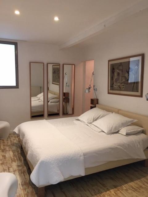 Le Limas Bed & Breakfast Авиньон Стая снимка